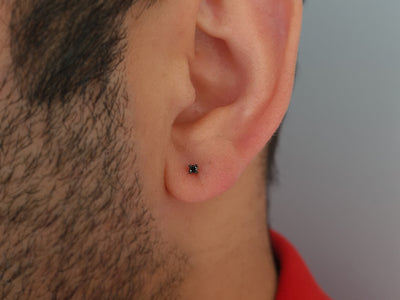 Clou d'oreille minimaliste pour homme avec 1 diamant de laboratoire noir en or blanc 585