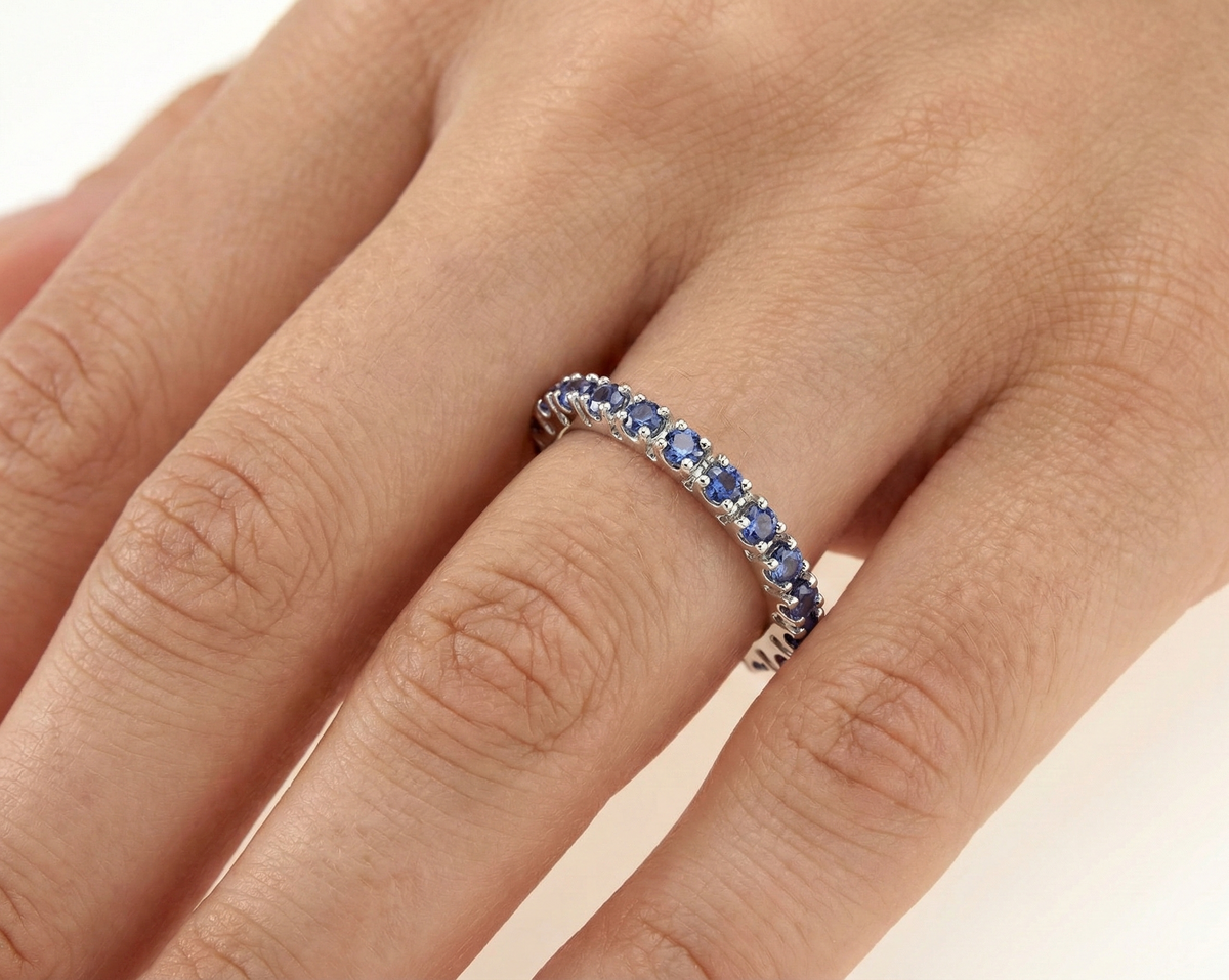 14K Beyaz Altın ve 21 yuvarlak Safirden oluşan zarif Safir eternity yüzük - Rosy Lab Diamonds’tan yüksek kaliteli Mücevher