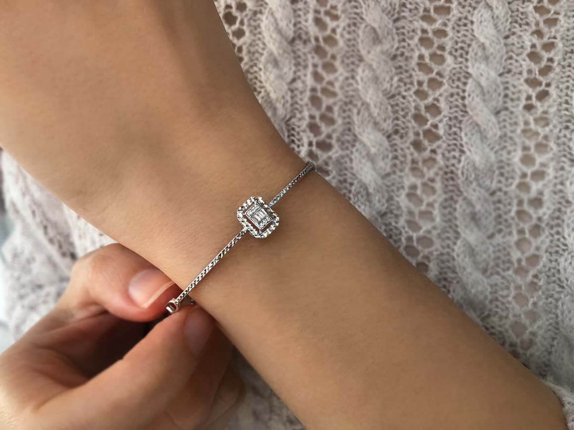 Bracelet moderne avec diamants baguette et ronds cultivés en laboratoire en or blanc 8K