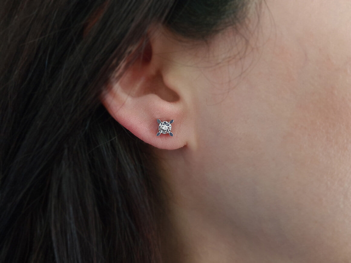 Boucles d'Oreilles Clous solitaires avec 0,03 carat de diamants de laboratoire en Or Blanc 333 millièmes – Bijoux haut de gamme de Rosy Lab Diamonds