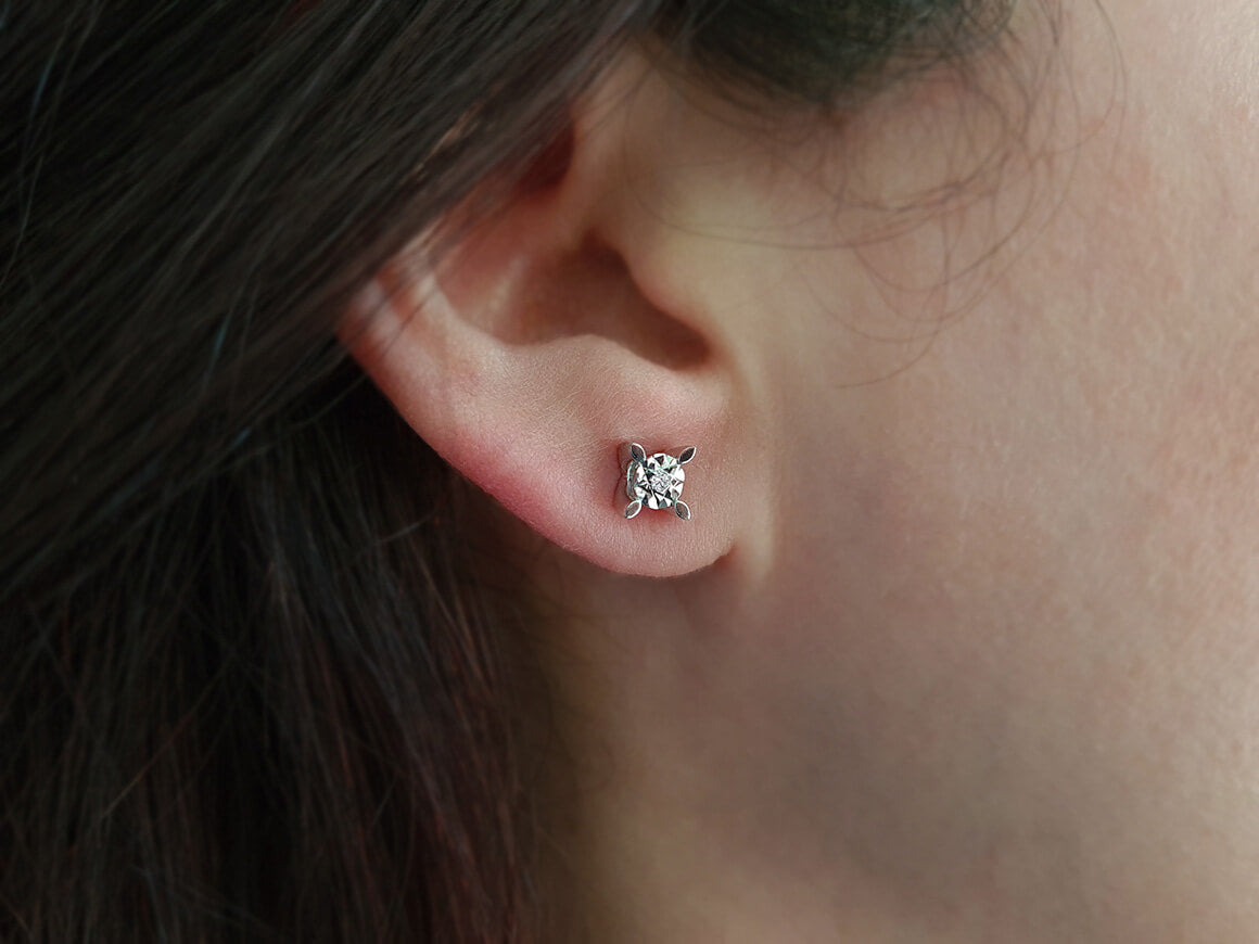 Solitaire stud earrings with 0.03 carat lab diamonds in 333 white gold
