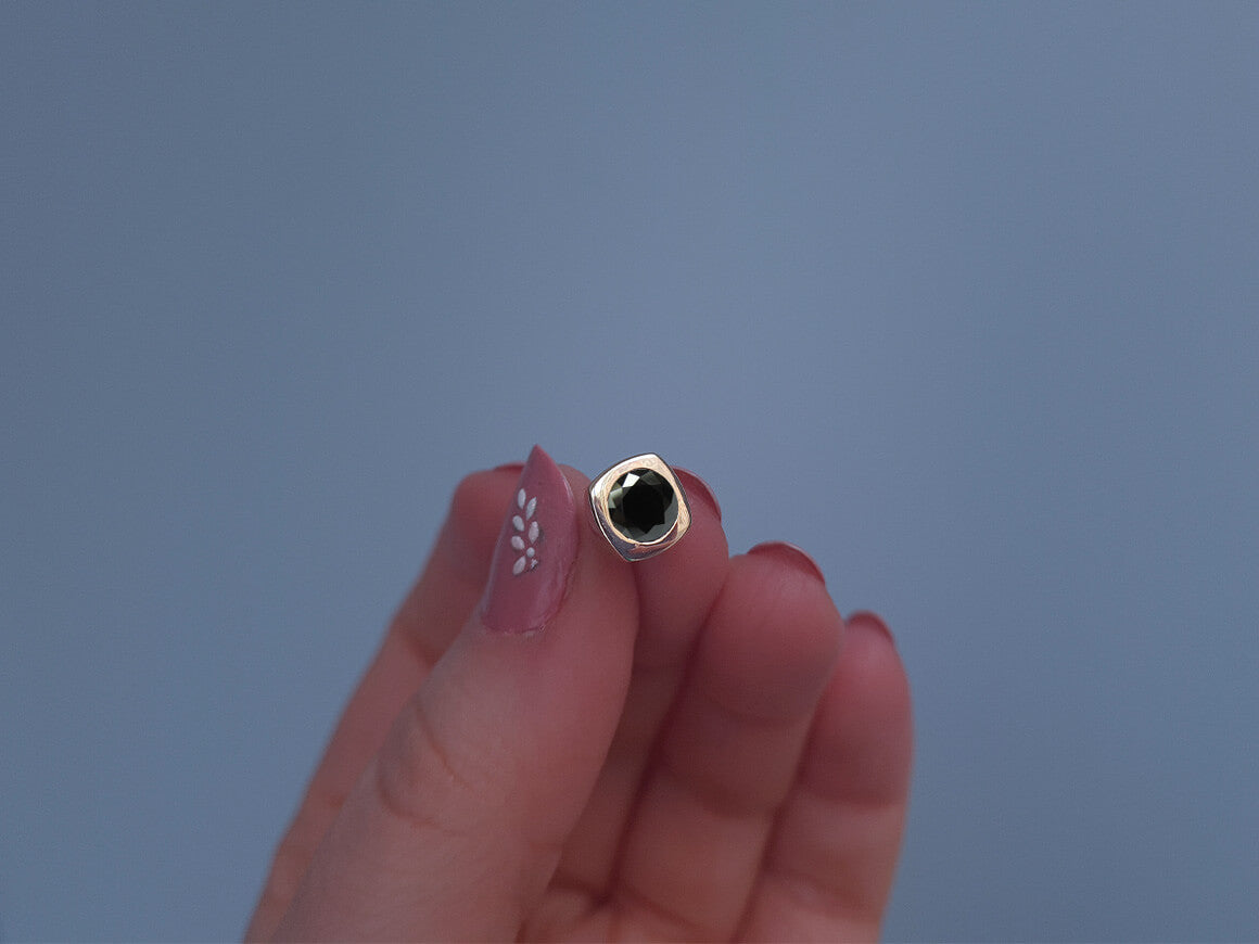 Clou d'oreille solitaire avec diamants de laboratoire noirs 1,40 carat en or jaune 585‰