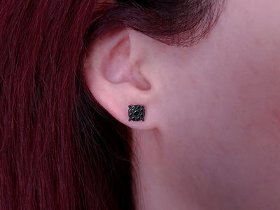 Clous d'oreilles avec 18 diamants de laboratoire noirs 0,66 carat en or blanc 333‰