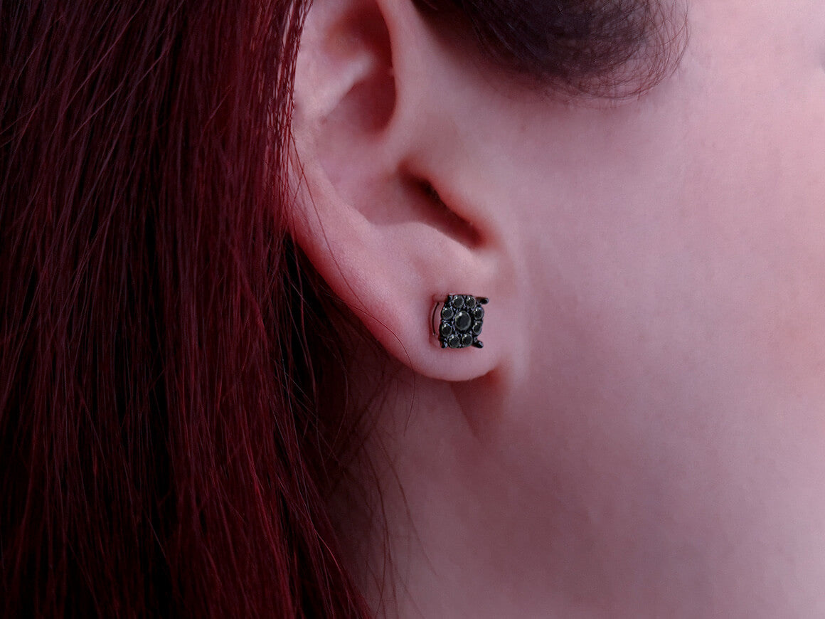 Boucles d'Oreilles Clous avec 18 diamants de laboratoire noirs de 0,66 carat en Or Blanc 333 - Bijoux haut de gamme de Rosy Lab Diamonds
