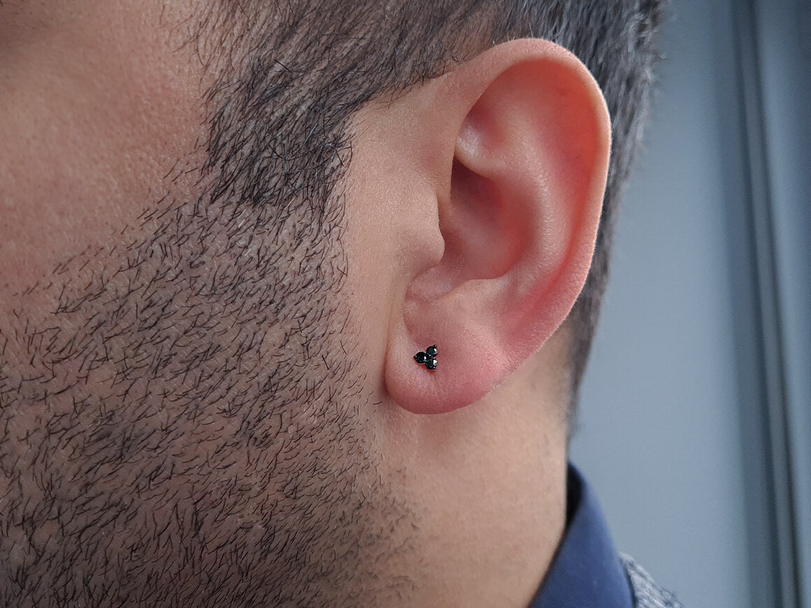 Boucles d'oreilles pour hommes avec trois diamants noirs en or 585