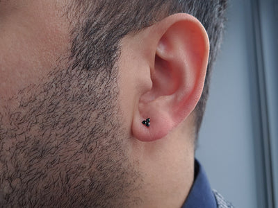 Boucles d'oreilles pour hommes avec trois diamants noirs en or 585