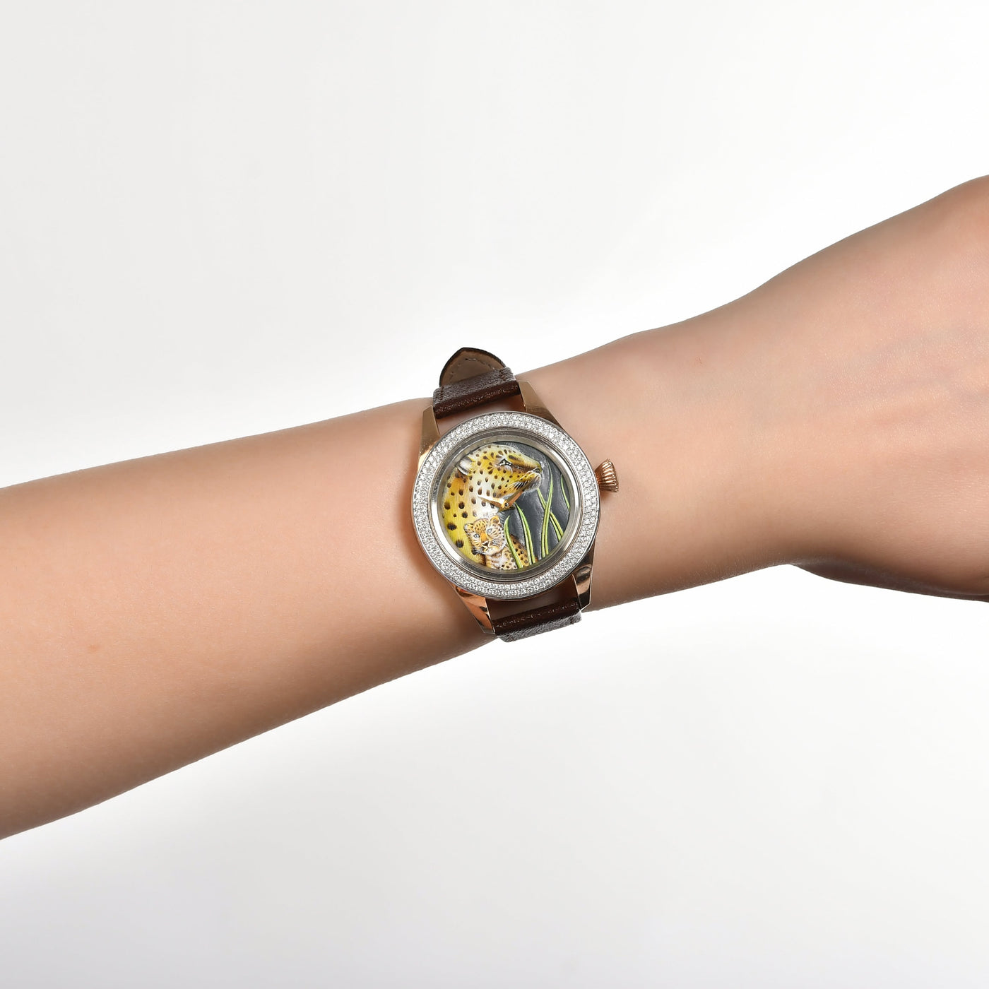 Elegant leopard watch
