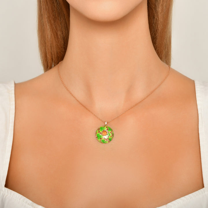 Verdant Clover Sanat Kolye Ucu | El boyaması yonca yapraklı sanatMücevherEl boyaması yonca yaprakları, mikro resim ve lüks işçilikle hazırlanmış seçkin sanat Kolye Ucu. Şans, doğa ve zarafetle dolu eşsiz bir Mücevher sanat eseri.chmuck – Rosy Lab Diamonds’tan yüksek kaliteli Mücevher