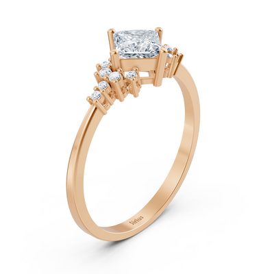 Verlobungsring Seraphina mit Prinzess- und Rundschliff Labordiamanten & Saphiren in 14K Roségold