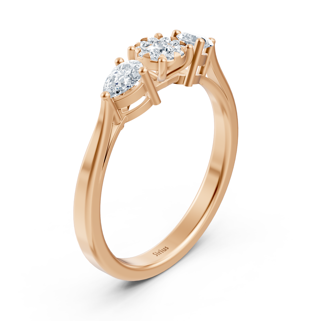 Bague en diamant à trois pierres avec taille poire et Taille Brillant Rond – Or Rose 14 carats – Bijoux haut de gamme de Rosy Lab Diamonds
