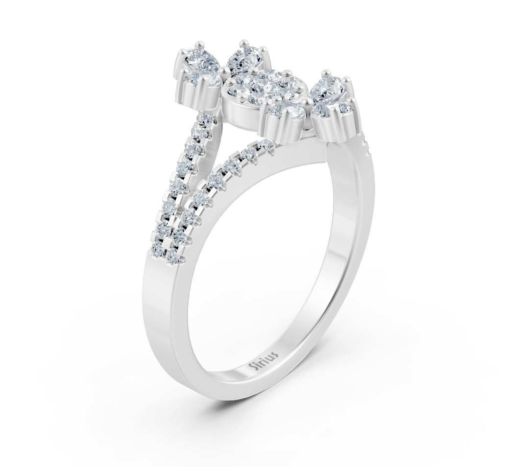Weißgoldener Ring mit Dreifachfassung und Pavé-Diamanten