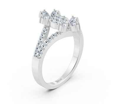 Weißgoldener Ring mit Dreifachfassung und Pavé-Diamanten