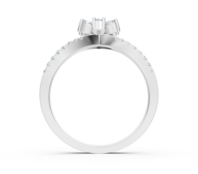 Weißgoldener Ring mit Dreifachfassung und Pavé-Diamanten
