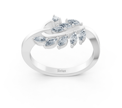 Weißgoldener Ring mit Marquise- und Runddiamanten