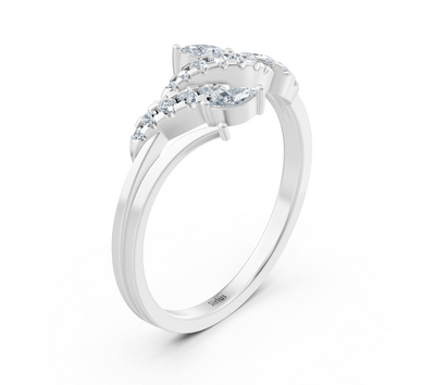 Weißgoldring mit Marquise- und Runddiamanten