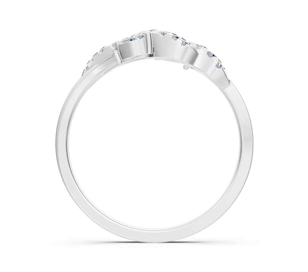 Weißgoldring mit Marquise- und Runddiamanten