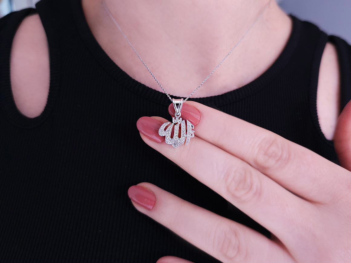 Pendentif calligraphique avec 33 diamants – « Allah » en Or Blanc 14 carats – Bijoux haut de gamme de Rosy Lab Diamonds