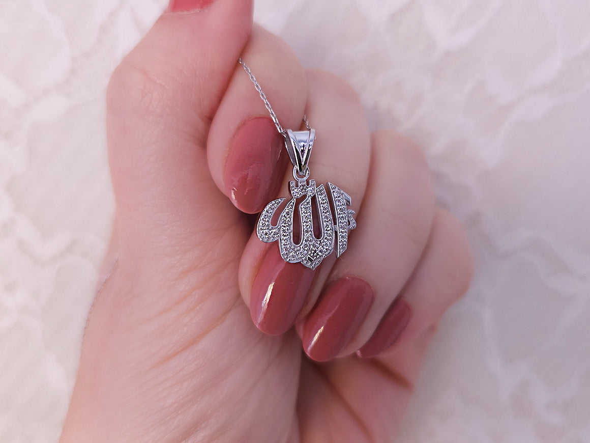 Pendentif calligraphique avec 33 diamants – « Allah » en Or Blanc 14 carats – Bijoux haut de gamme de Rosy Lab Diamonds