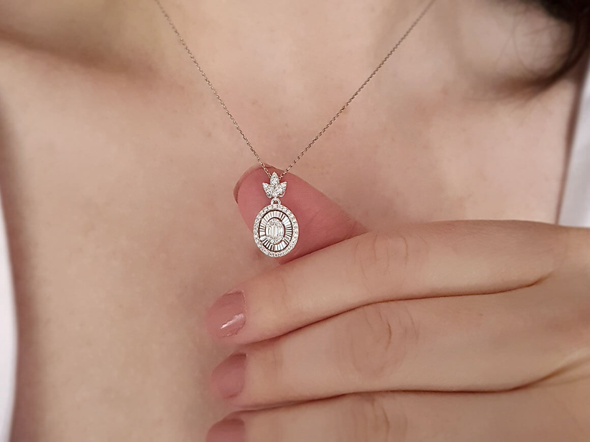 Circular necklace with 3 baguette and 42 round lab diamonds – 14K gold