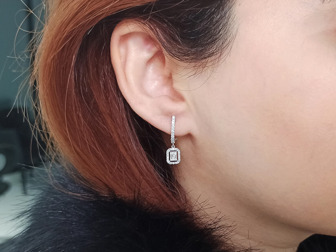 Élégantes boucles d'oreilles pendantes avec diamants baguette et brillants en or blanc 333