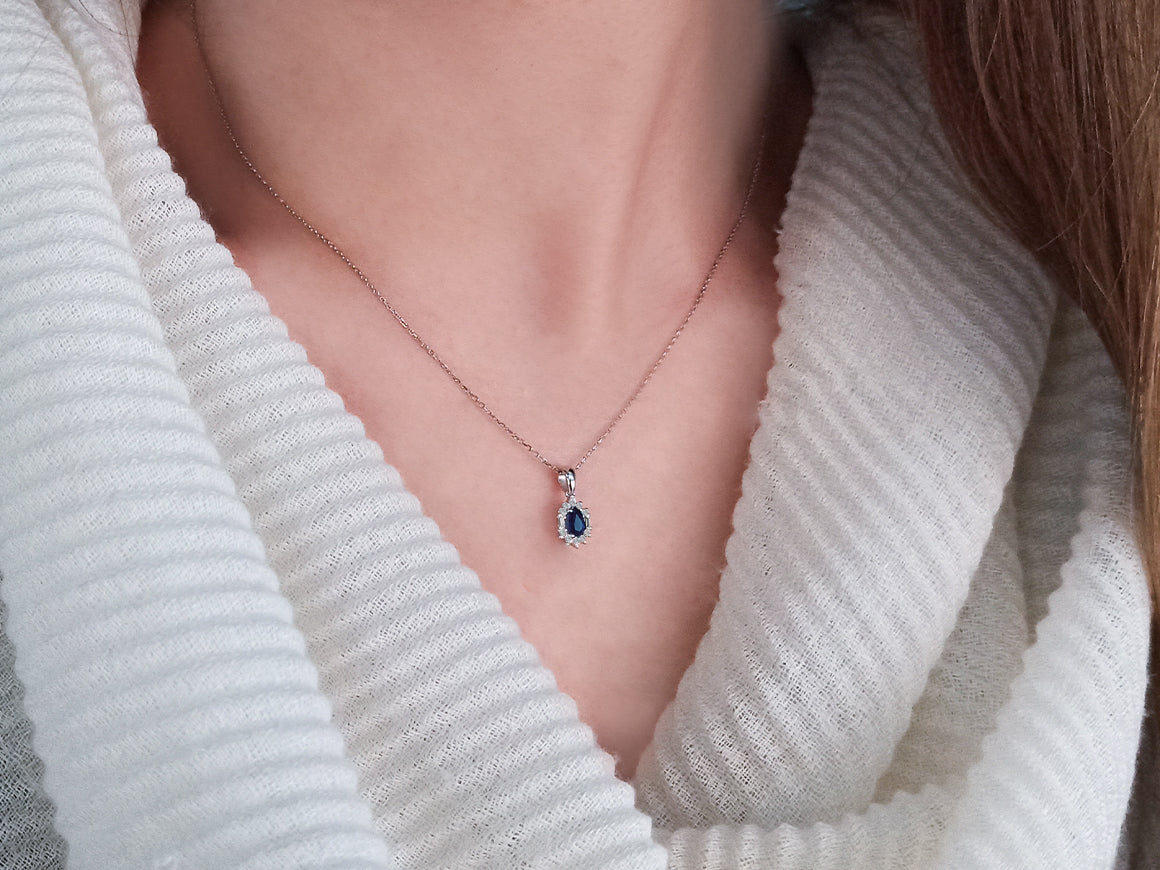 Beyaz Altın Damla Kesim Safir ve Laboratuvar Pırlantalı Kolye | 17P0061 - Rosy Lab Diamonds’tan yüksek kaliteli Mücevher