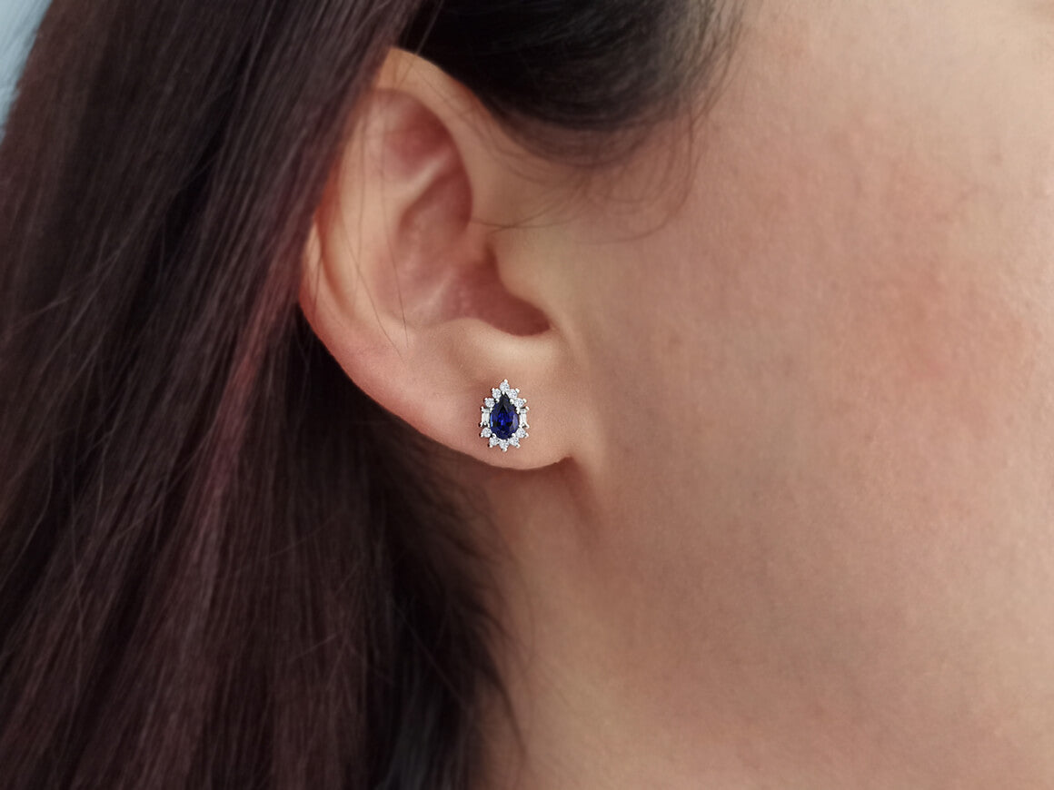 Boucles d'Oreilles Clous avec saphir, diamants de laboratoire taille baguette et Taille Brillant Rond en Or Blanc 333/1000 - Bijoux haut de gamme de Rosy Lab Diamonds