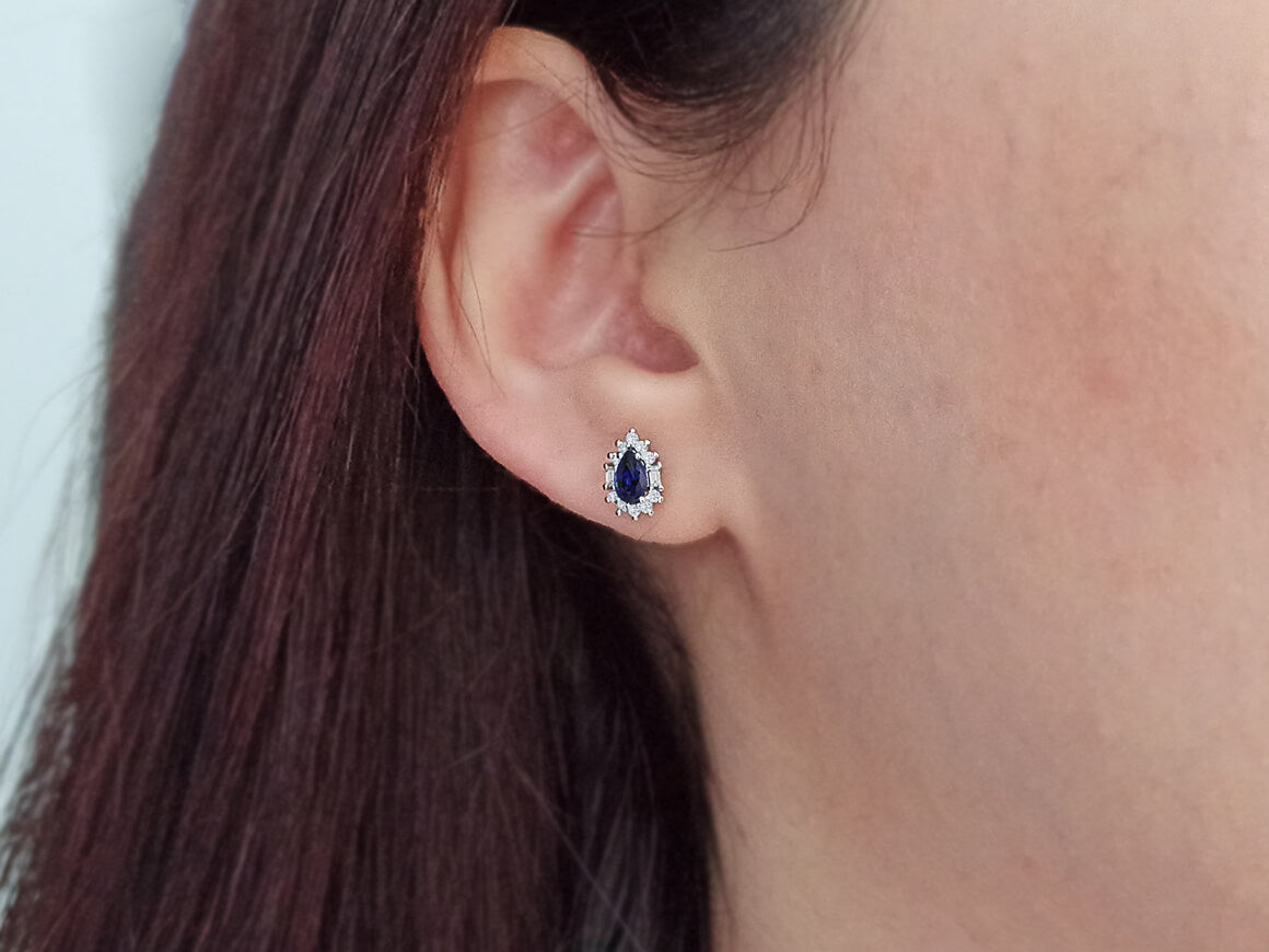 Boucles d'Oreilles Clous avec saphir, diamants de laboratoire taille baguette et Taille Brillant Rond en Or Blanc 333/1000 - Bijoux haut de gamme de Rosy Lab Diamonds