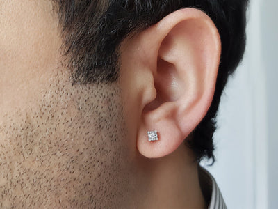 Clous d'oreilles pour hommes avec saphir blanc en or blanc 585