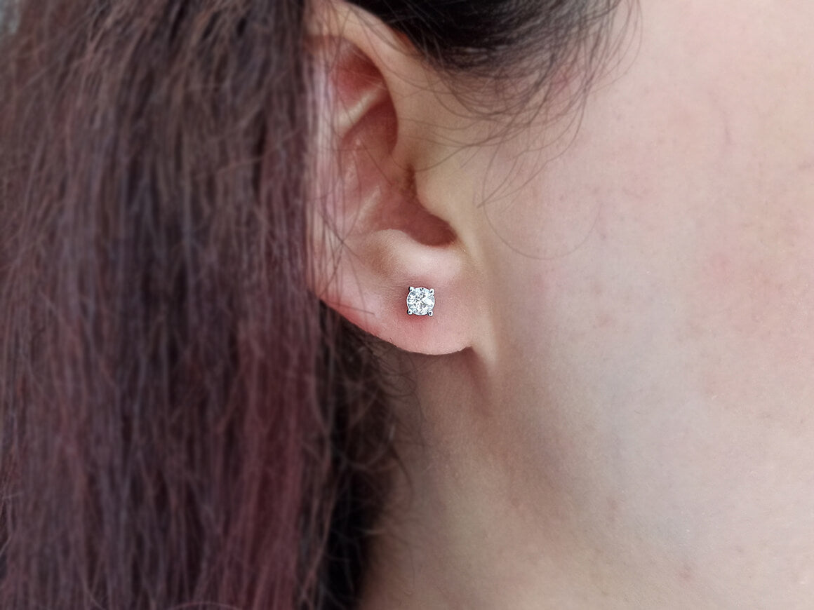 Boucles d'Oreilles Clous avec des saphirs blancs en Or Blanc 585 millièmes – des Bijoux haut de gamme de Rosy Lab Diamonds