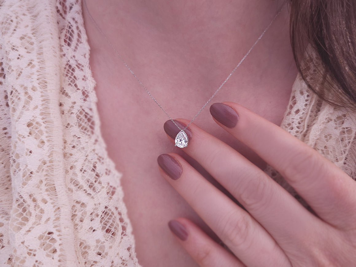 Pendentif Gemma avec topaze blanche | Forme goutte | Or Blanc 14 carats – Bijoux haut de gamme de Rosy Lab Diamonds