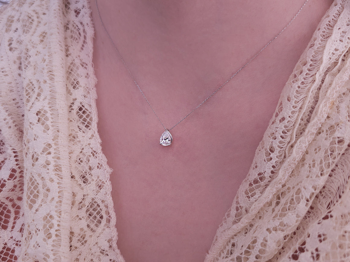 Pendentif Gemma avec topaze blanche | Forme goutte | Or Blanc 14 carats – Bijoux haut de gamme de Rosy Lab Diamonds