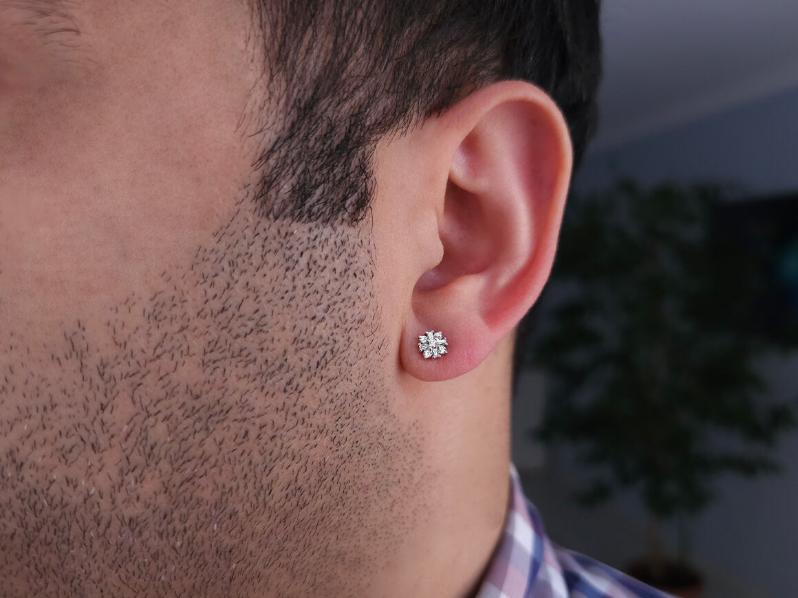 Clou d'oreille exclusif avec diamants de laboratoire taille baguette et ronde en or blanc 585