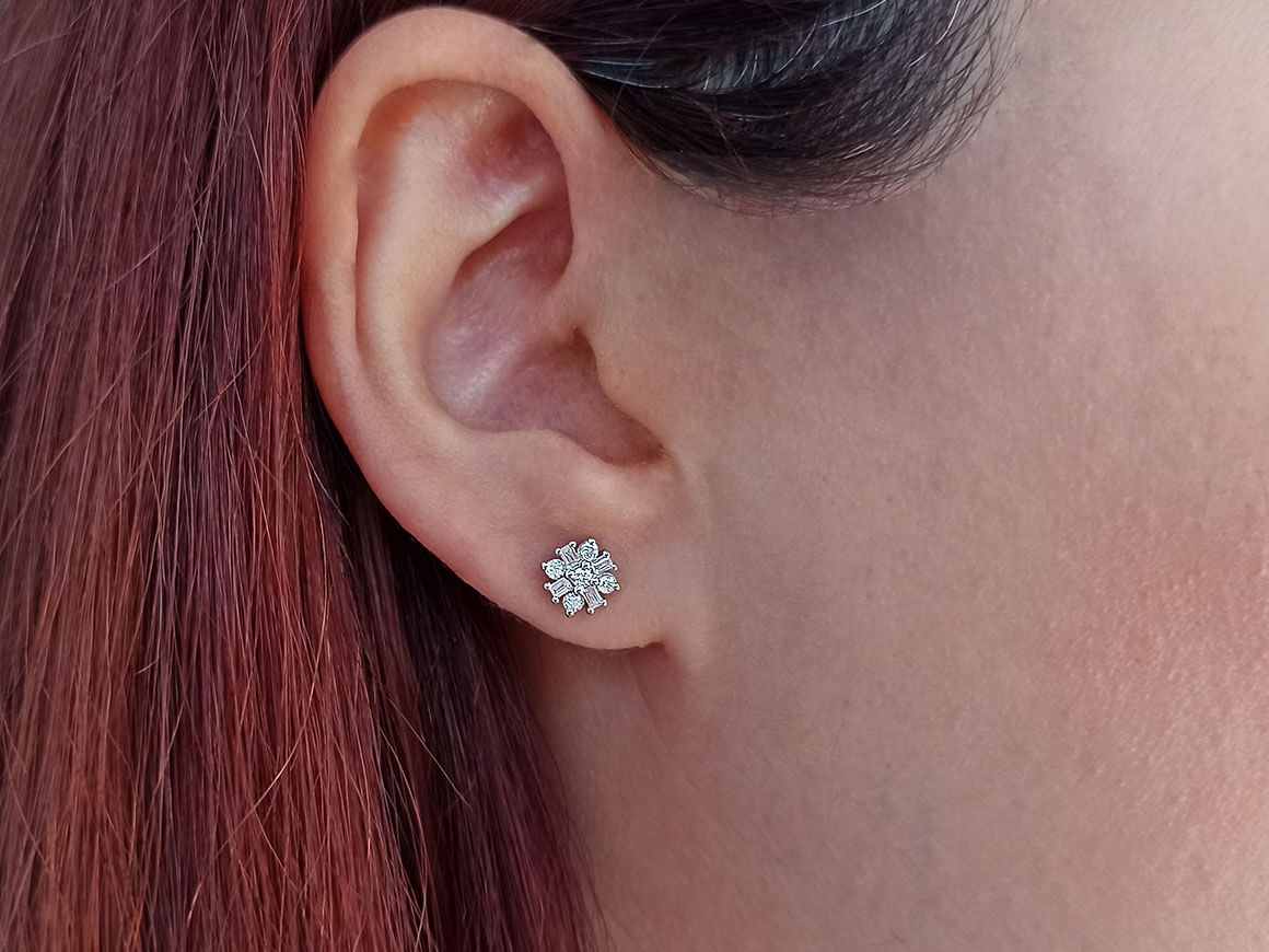Rosy Lab Diamonds’ın 585 Beyaz Altın kaplama Laboratuvarı Baguette ve Yuvarlak Pırlantalı Pimli Küpe – kaliteli Mücevher