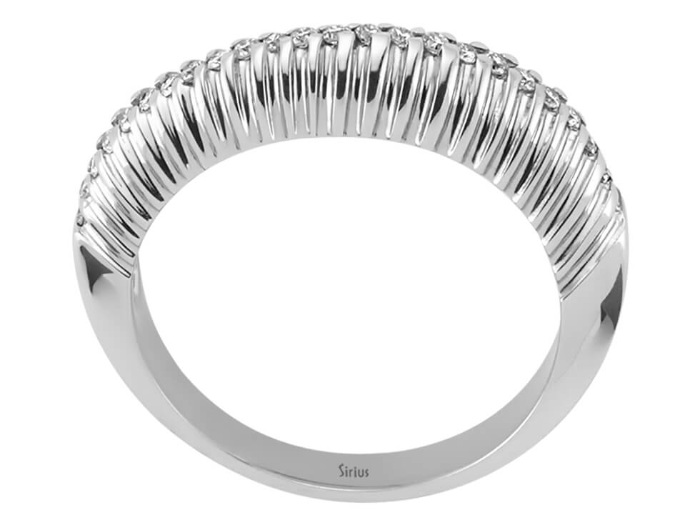 Moderner Wellen-Ring mit 24 rund geschliffenen Labor-Diamanten