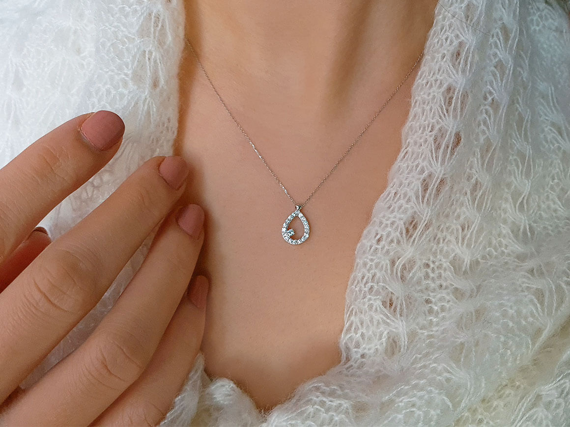 Collier goutte d’eau avec 19 diamants de laboratoire en Or Blanc 14 carats – des Bijoux haut de gamme de Rosy Lab Diamonds