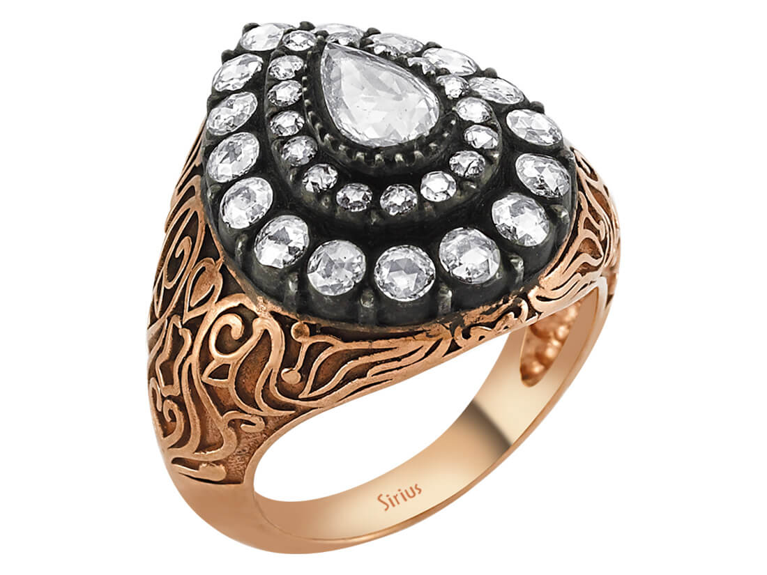 Bague Sultani avec diamants poire et ronds en Or Rose | Luxe antique 8 carats – Bijoux haut de gamme de Rosy Lab Diamonds