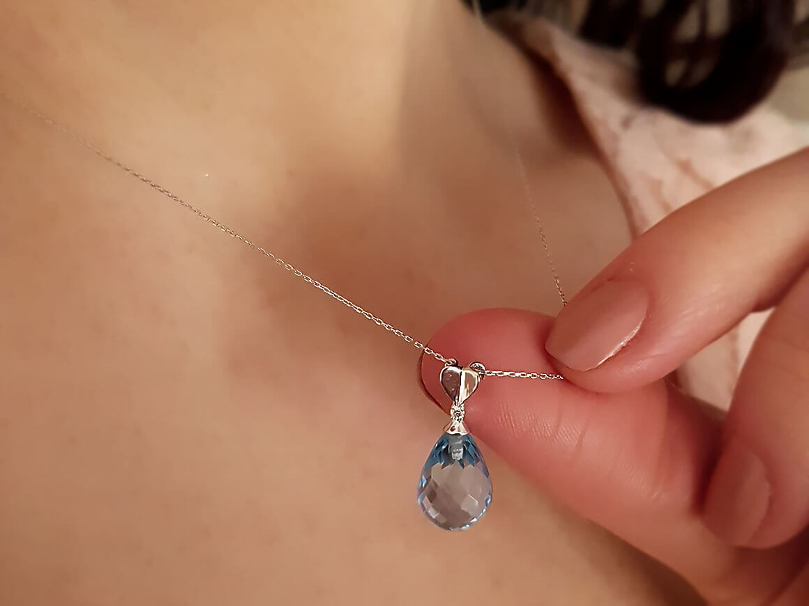 Blauer Topas & Diamant Anhänger - Tropfenform | 8K Weißgold - hochwertiger Schmuck von Rosy Lab Diamonds