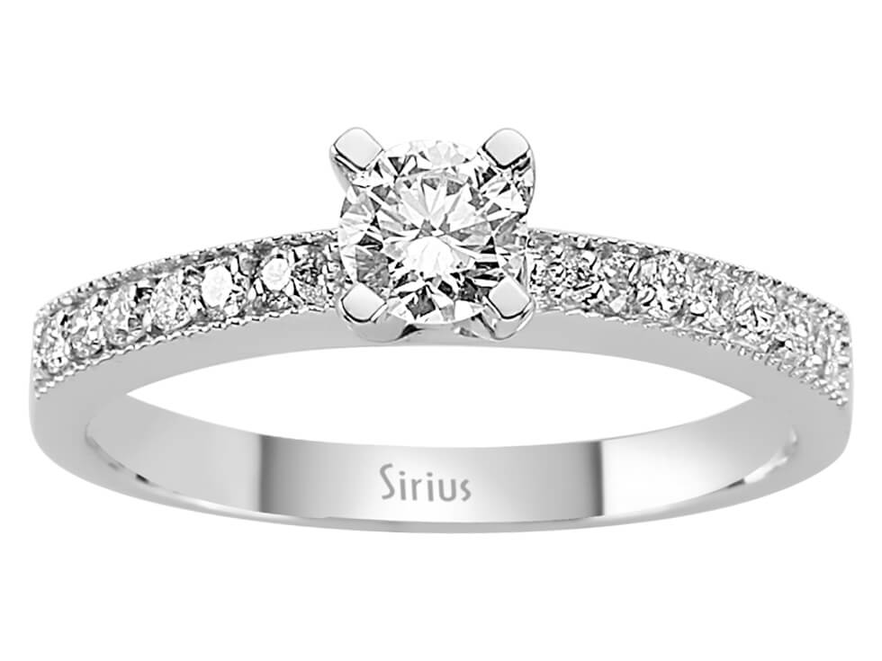Weißgold-Ring mit 0,36 Karat Hauptdiamant und 12 kleineren laborgezüchteten Diamanten
