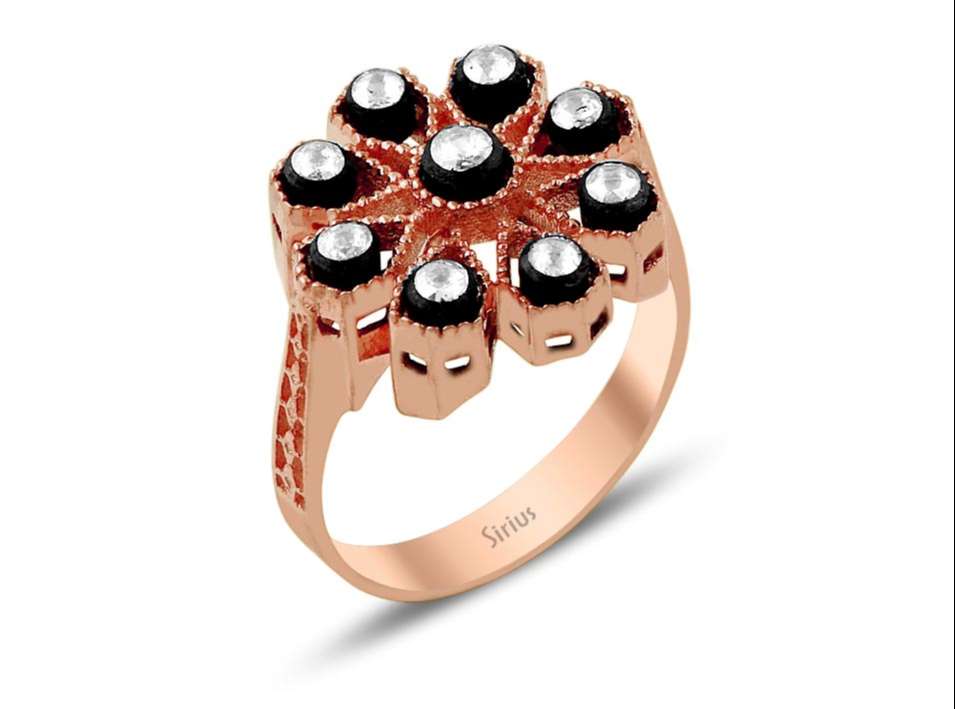 Flower-shaped rose gold ring with nine pairs of diamonds