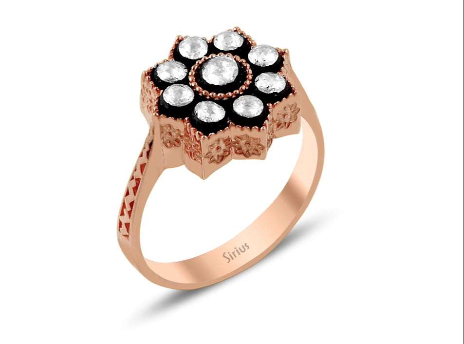 Laboratuvarda yetiştirilmiş Yuvarlak Kesim pırlantalar ve 8 ayar Rose Altın içeren ışıltılı Rose Altın pırlanta yüzük - Rosy Lab Diamonds’tan yüksek kaliteli Mücevher
