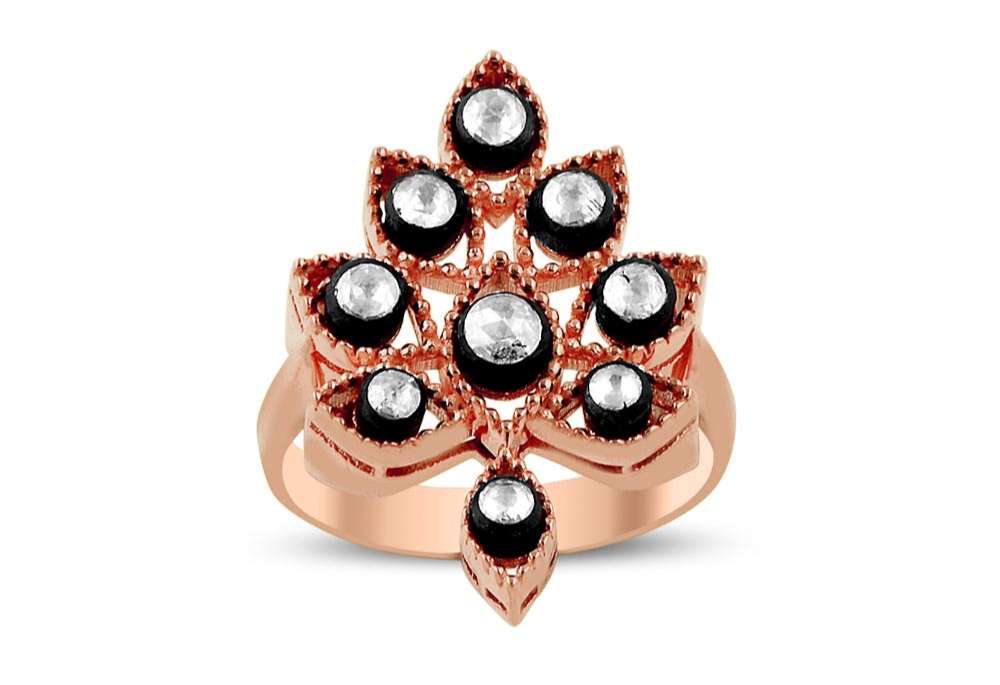 8 ayar altından laboratuvarda yetiştirilmiş Yuvarlak Kesim elmaslara sahip dikkat çekici Rose Altın pırlanta yüzük - Rosy Lab Diamonds’tan yüksek kaliteli Mücevher