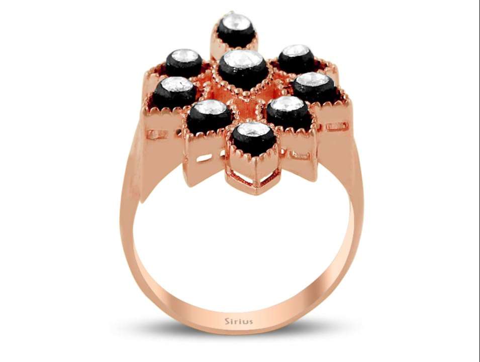 8 ayar altından laboratuvarda yetiştirilmiş Yuvarlak Kesim elmaslara sahip dikkat çekici Rose Altın pırlanta yüzük - Rosy Lab Diamonds’tan yüksek kaliteli Mücevher