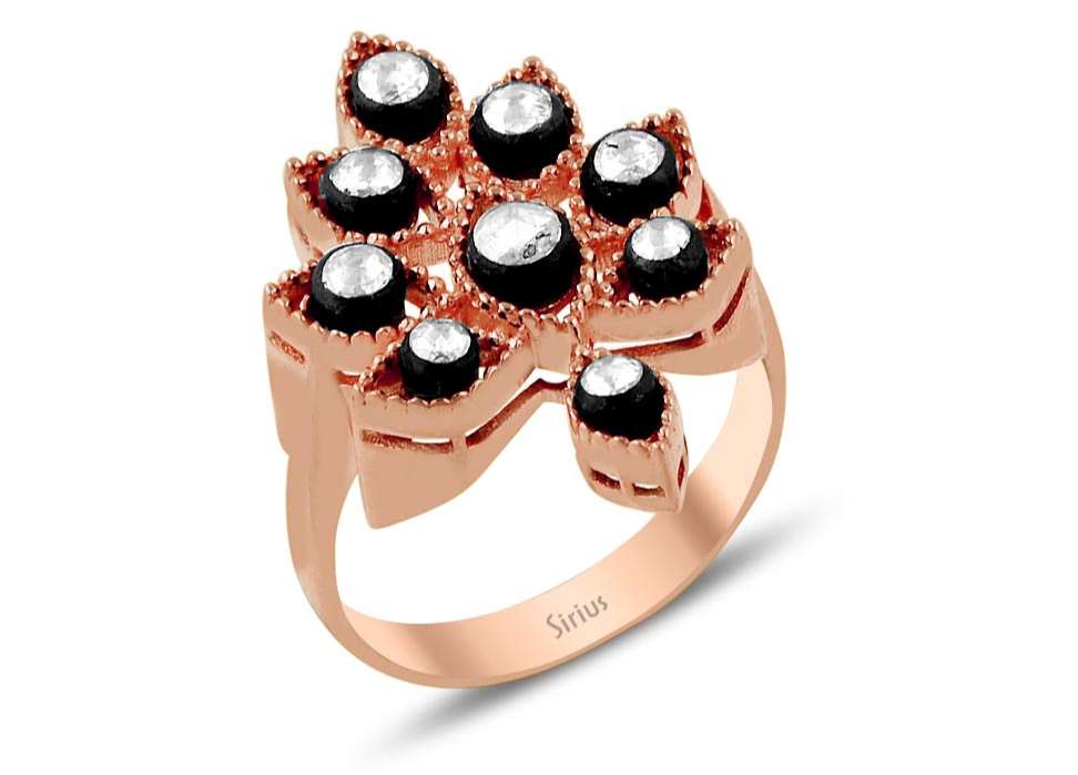 8 ayar altından laboratuvarda yetiştirilmiş Yuvarlak Kesim elmaslara sahip dikkat çekici Rose Altın pırlanta yüzük - Rosy Lab Diamonds’tan yüksek kaliteli Mücevher