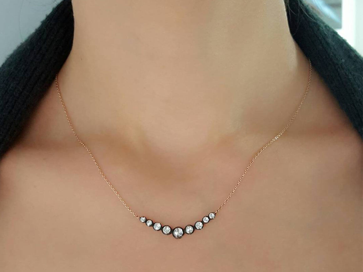 V-förmige Halskette mit Diamanten im Roségold-Look und schwarzer Fassung