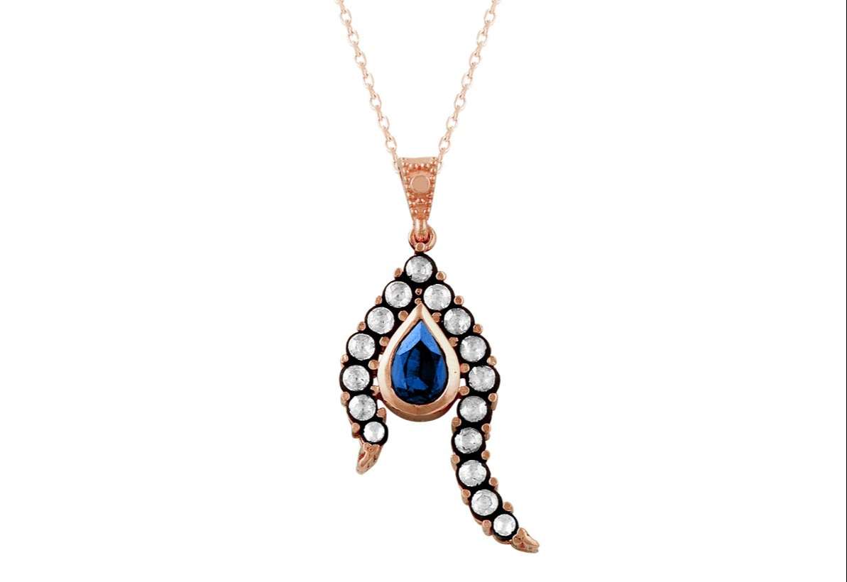 Safir ve 16 pırlantalı damla kolye ucu - 8K Rose Altın | Elmas Mücevher - Rosy Lab Diamonds’tan yüksek kaliteli Mücevher