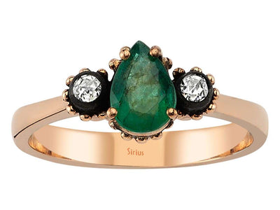 Fine rose gold ring with teardrop-shaped emerald and two round diamonds