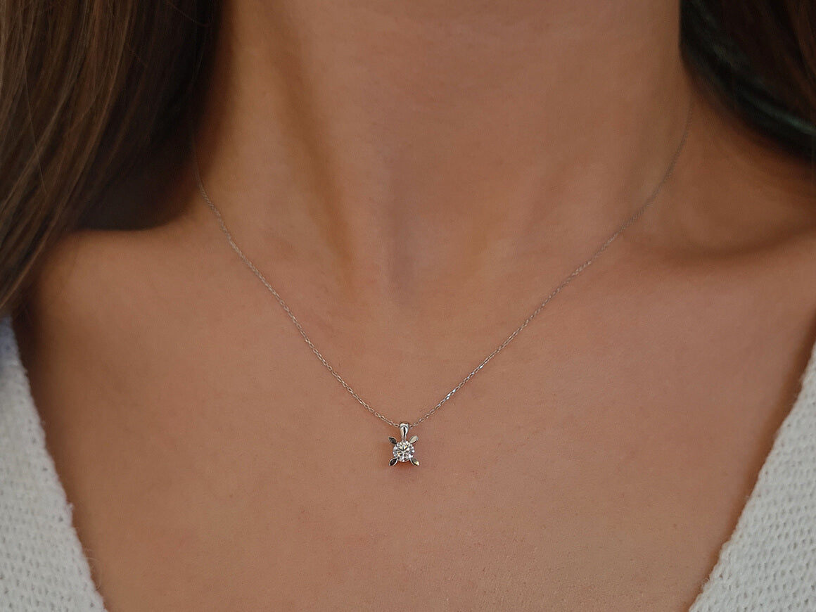Solitaire diamond necklace with leaf setting in 14K white gold – 0.18 carat