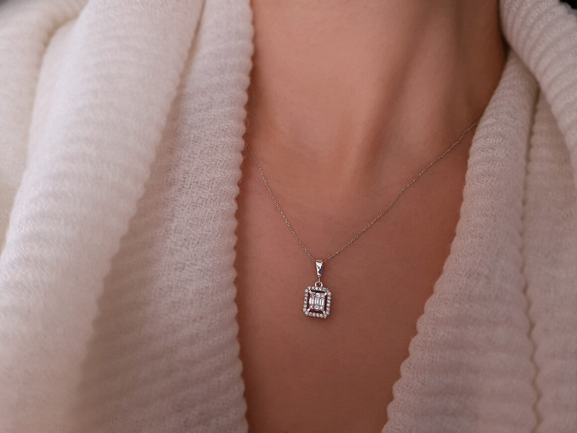 Square pendant with 3 baguette and 30 brilliant diamonds in 14K white gold – 41P0009