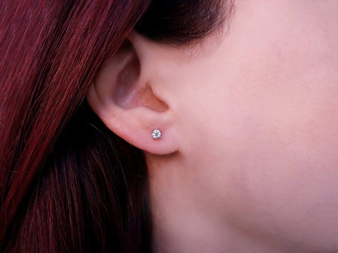 Solitaire stud earrings with 0.22 carat lab diamonds in 585 white gold