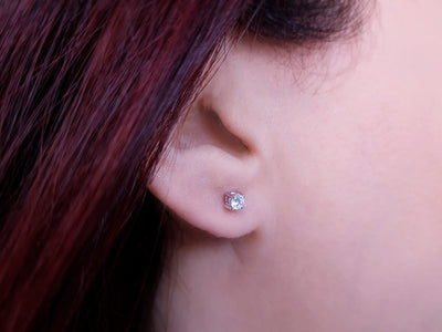 Solitaire stud earrings with 0.22 carat lab diamonds in 585 white gold